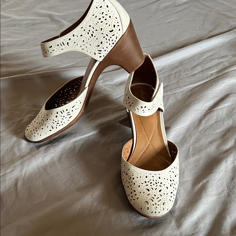 Easy spirit Cindie Mary Jane. Leather upper. Sz. 9, ivory. Good cond.